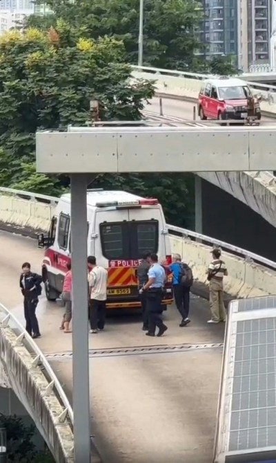九龙湾警车疑似熄火致交通受阻 司机与九人合力推车-硕谷新闻聚合