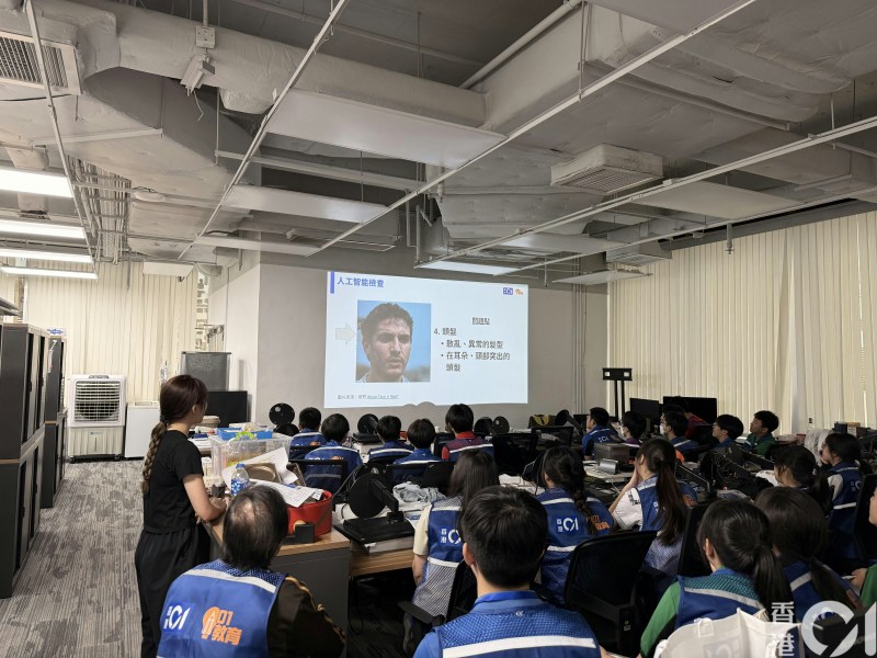 学生透过Fact Check活动学习分析资讯来源,以证据判断消息真伪。