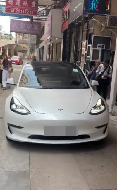 惊险一幕！湾仔Tesla人行道倒车险撞路人，警方已锁定司机并拟提控-硕谷新闻聚合