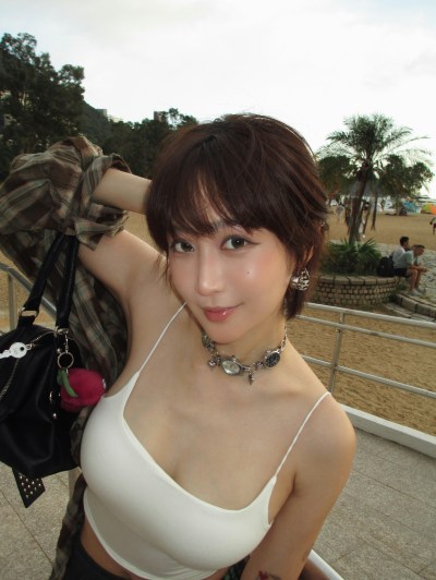 樂宜白色細吊帶34C火辣造型出圈，自稱故意放電撩人-硕谷新闻聚合