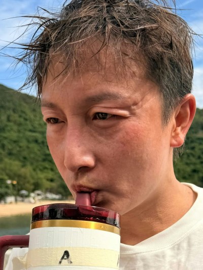 方力申奪15公里淨港游泳賽冠軍，賽後擁抱女兒展現深情父愛-硕谷新闻聚合