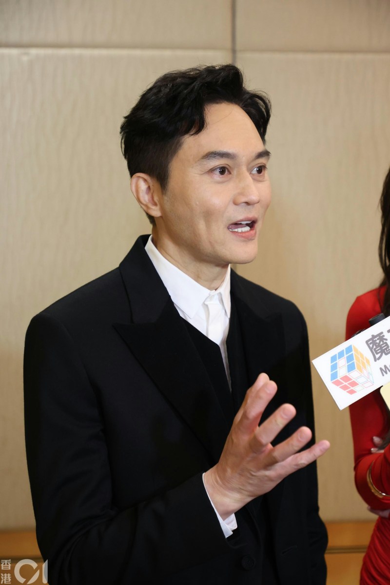 对于魔童休学一事,他解释是自己想对方休学一年:「我都系俾个机会佢拣吓,Gap Year,Gap下先,我就比较自私啲,我希望你陪我耐啲,当佢知道自己有咩不足嘅时候,又会揾返自己要学嘅嘢。」从父亲立场,他认为这是一生一次的机会,故相当值得!
