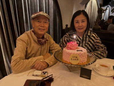 羅家英80歲大壽：汪明荃攜手切蛋糕，後輩跪地奉茶致敬-硕谷新闻聚合