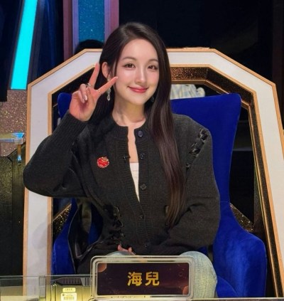 海兒最新造型引熱議：紅髮嘟嘴突破嚴肅評審形象-硕谷新闻聚合
