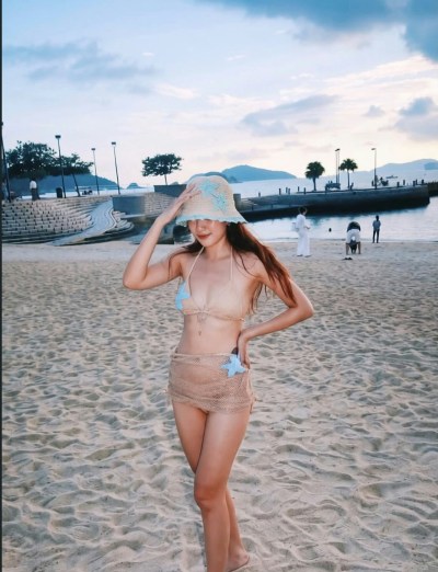 余逸思杏色镂空泳装沙滩照惊艳全网，网友直呼辣到喷血-硕谷新闻聚合