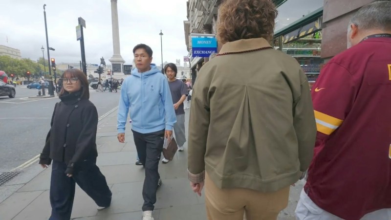 郭晋安伦敦街头被捕获!(小红书截图)