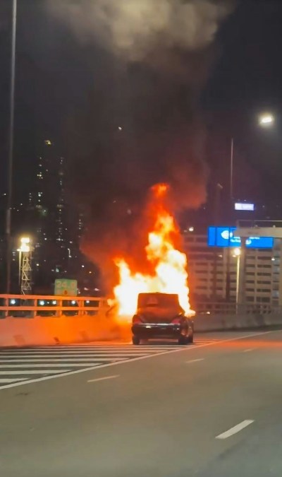 昂船洲大橋發生私家車火警，「反斗奇兵」裝扮男女司機乘客成功脫險-硕谷新闻聚合