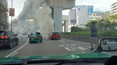 元朗安樂路私家車起火事件：消防緊急滅火，現場情況全記錄-硕谷新闻聚合