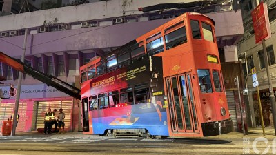 筲箕灣電車彎道失控脫軌 衝上行人路波及沿街商舖-硕谷新闻聚合