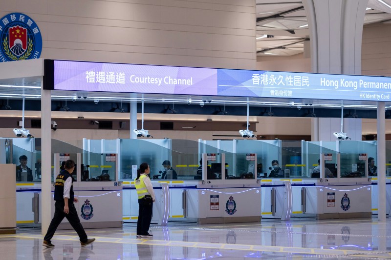 重建后的皇岗口岸(新口岗口岸)10月12日早上6时30分正式启用,实施「一地两检」安排及「合作查验、一次放行」全新通关模式。