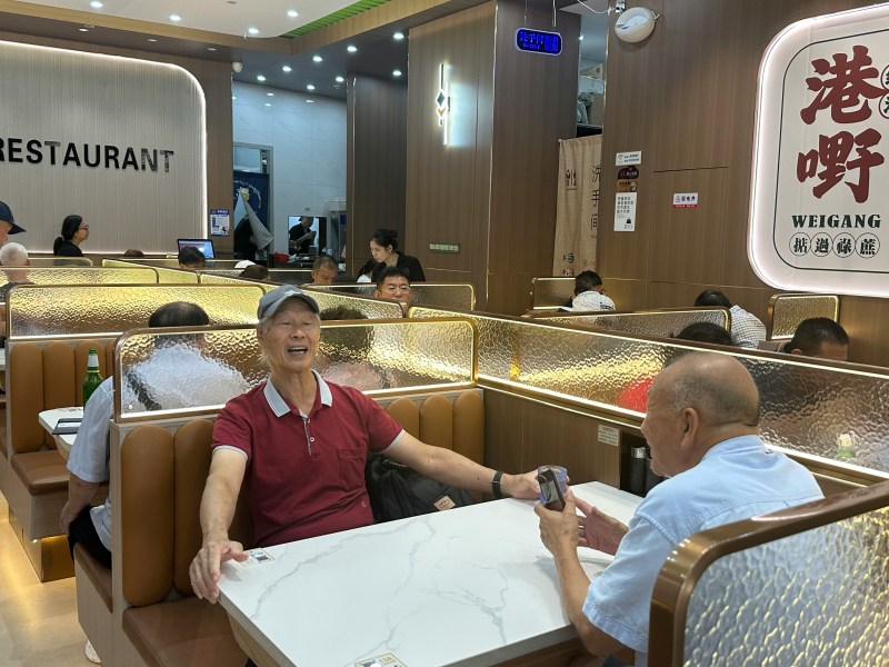 茶餐廳內不少香港旅客回來消費。
