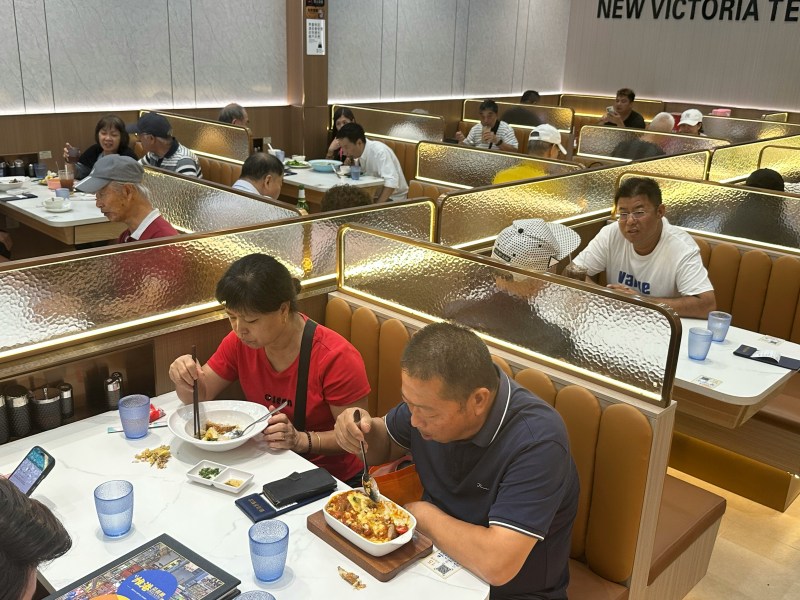 茶餐廳內不少香港旅客回來消費。