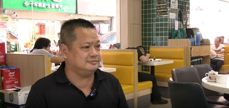 萬利港式茶餐廳的主管陳先生,口岸開通首日店内的香港顧客比例升至八成。