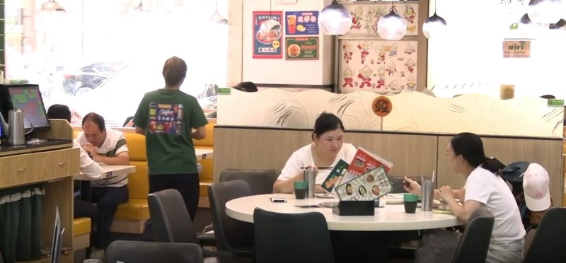 萬利港式茶餐廳坐滿顧客。