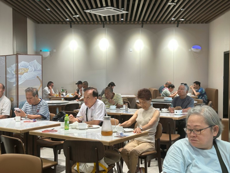薛女士表示,今日入店消費的客人有八成是香港遊客。