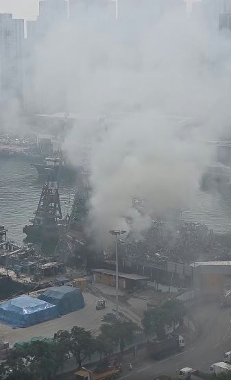 屯門海華路回收場突发火警：浓烟滚滚，消防紧急到场处置-硕谷新闻聚合
