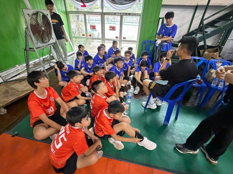 陈老师从基本功到团队战术的推演,深刻地引领学生从自我中心走向团队合作的关系。