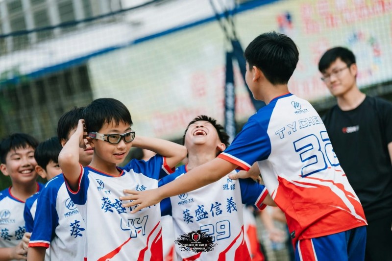 孩子们在汗水与拼搏中,用行动诠释了何谓尊重对手、信任战友。