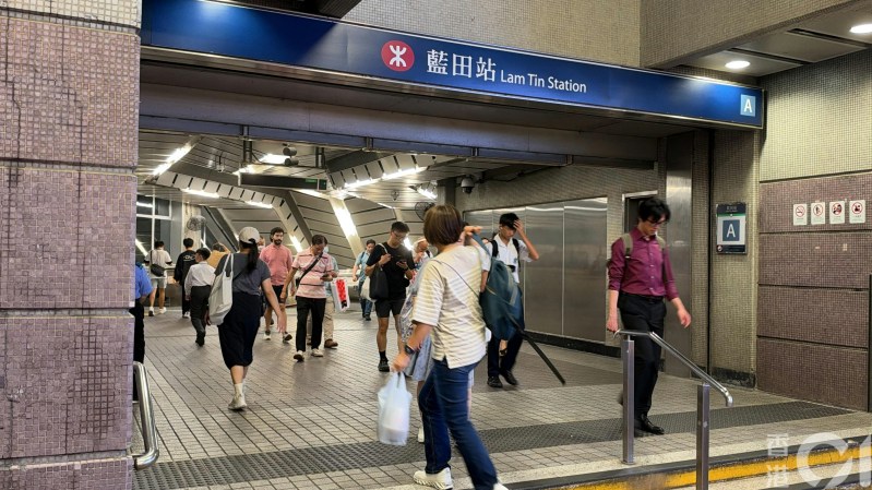 港铁可控范围内,若发生31分钟或以上的严重服务延误,须按时长计算罚款,罚款每累满2,500万元,就需要安排特别车费日回馈乘客。图为今年10月13日,蓝田站附近路轨旁发生火警,蓝田站关闭后重开。