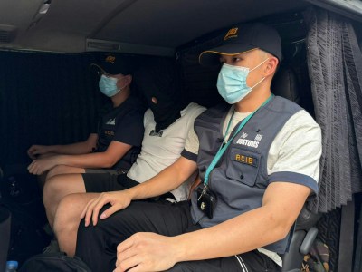 海關截查私煙集團：Tesla車廂堆滿萬支煙，派單女子與司機遭拘捕-硕谷新闻聚合