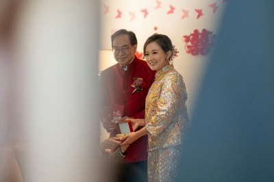 卢伟国向年轻岳父敬茶细节曝光，相识26载许配千金予老友-硕谷新闻聚合