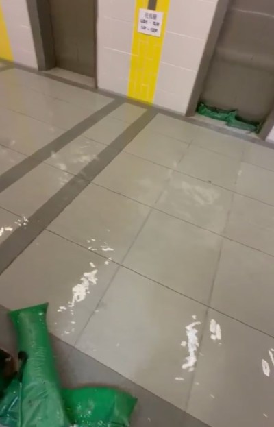 青富苑青隆阁水管爆裂致8部电梯瘫痪 管理处称6部已修复-硕谷新闻聚合