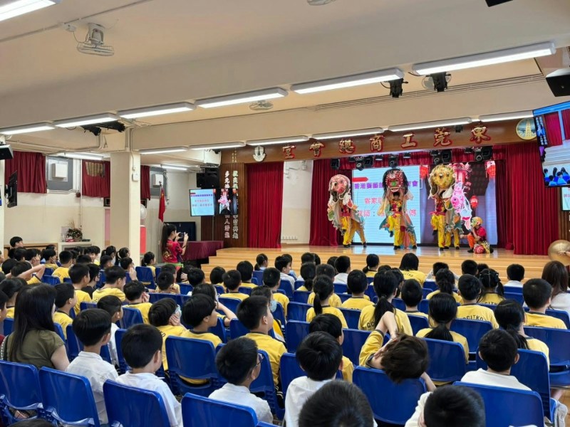 图片说明:貔貅小子到小学推广非遗文化。