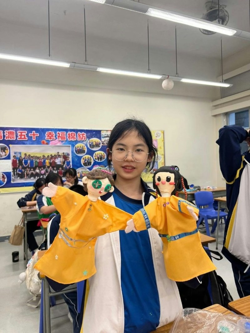 同学以黏土制作掌中木偶。