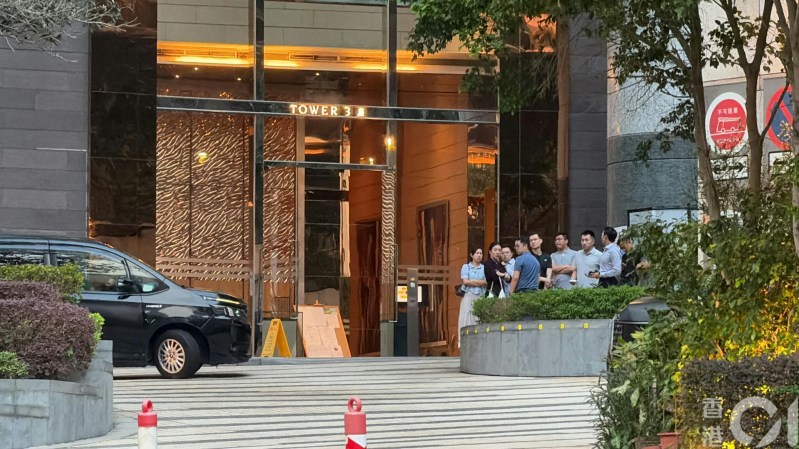 一名男子在荃湾国瑞路168号缙庭山堕楼,送院抢救后不治。