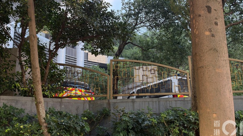 一名男子在荃湾国瑞路168号缙庭山堕楼,送院抢救后不治。警方到场调查。
