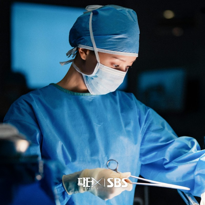 《Doctor X》剧情中对心脏骤停患者施以300焦耳的高能量电击除颤。(IG@sbsdrama.official)