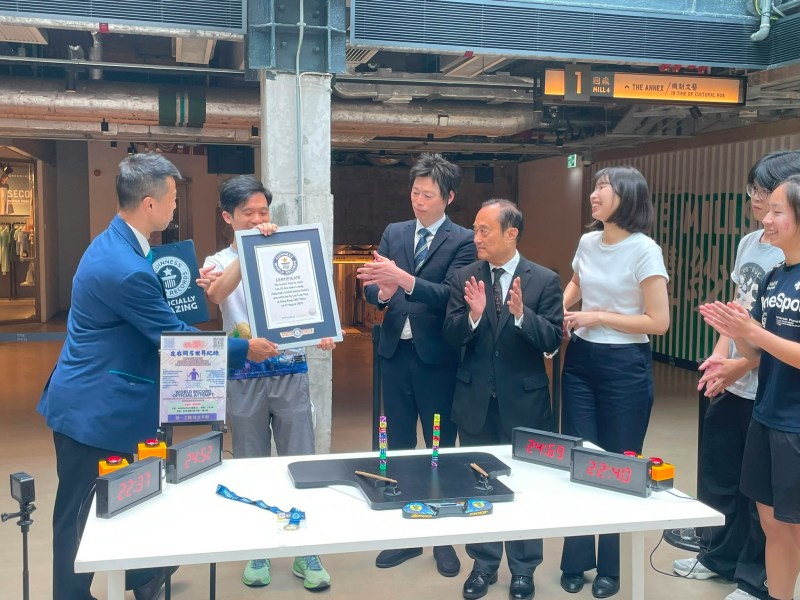 于2026年8月12日,刘朗霆老师成功挑战「双手用筷子叠10粒骰仔塔最快纪录」。(东华三院姚达之纪念小学(元朗)提供)