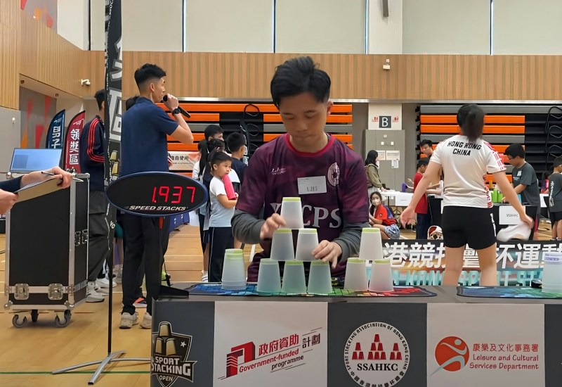 何燕妮校长及刘朗霆老师(图)均有参加竞技叠杯比赛。何校长笑言,当时与3位同事一起报读课程考取竞技叠杯教练资格,获得学费资助的条件是在指定时间内完成竞技叠杯比赛,因此当时花了不少时间苦练。(东华三院姚达之纪念小学(元朗)提供)