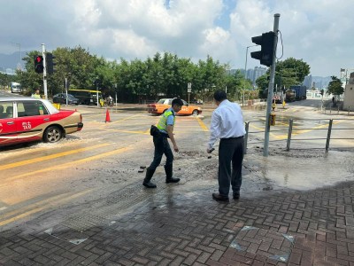 红磡道与庇利街交界处水管爆裂致路面塌陷，巴士后轮受困多条线路改道-硕谷新闻聚合