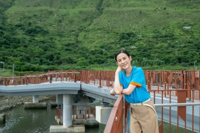 56岁宣萱机场素颜照曝光：无滤镜展现真实眼纹，网友盛赞优雅老去-硕谷新闻聚合