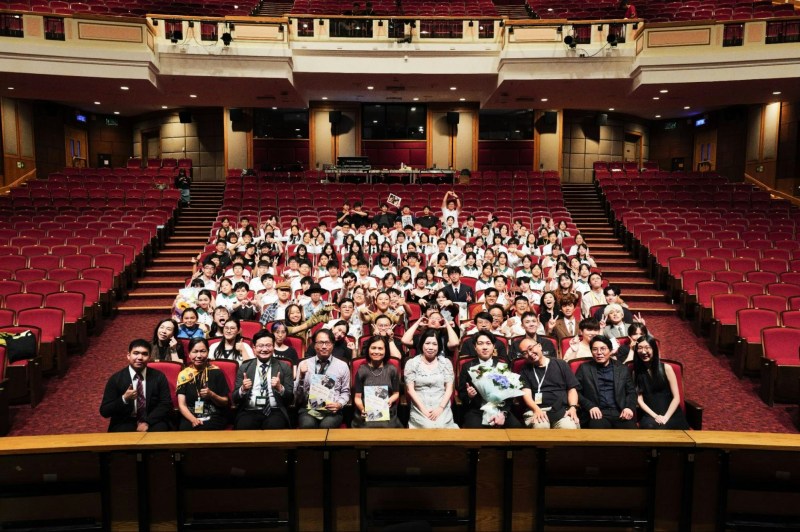 铭贤书院六十载薪火相传:200师生共演《Our Stories》音乐剧 铭贤书院六十载薪火相传:200师生共演《Our Stories》音乐剧