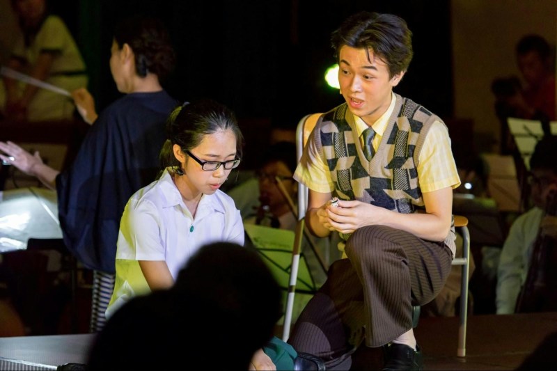 音乐科老师陈振扬在十年前仍是铭贤书院学生,他在50周年校庆音乐剧中担任男主角(右),饰演创校校长Mr King。十年后回母校任教,看到学生上下一心地为了校庆60周年音乐剧付出,这种贤铭人不计较付出、默默耕耘的特质让他动容。