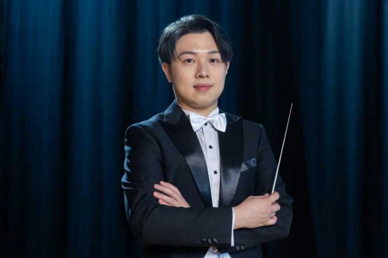 陈老师表示,一般音乐剧或歌剧的惯常做法,管弦乐团都不会上台谢幕,但校方很好,希望每一位学生都被看见,特意安排了在最后谢幕的环节邀请管弦乐团的同学上台一起去谢幕。