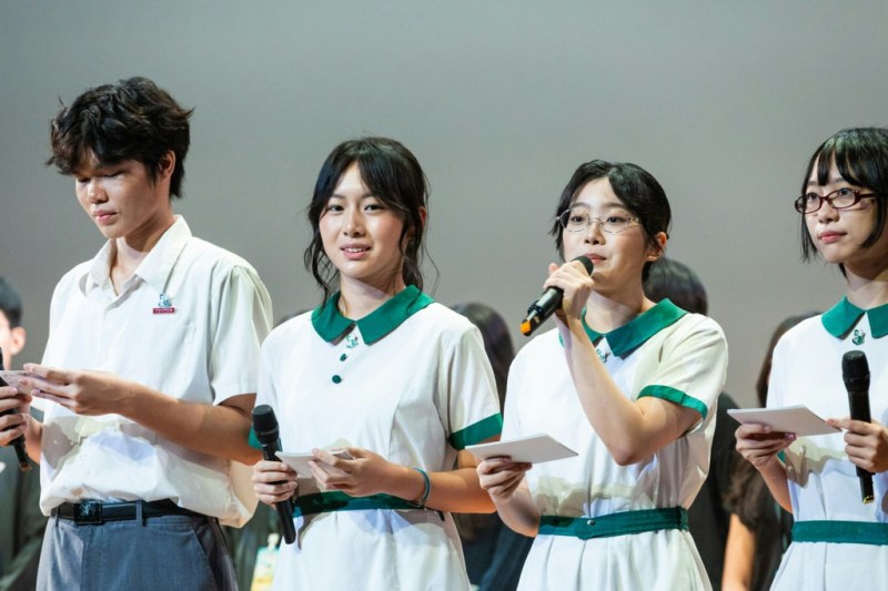 音乐剧司仪团队之一,中六学生朱冰冰(左二)称,在中学生涯里面难得可以碰上学校60周年这个校庆,对我们来说不单是一场演出那么简单,也是一个对学校一种的归属感。