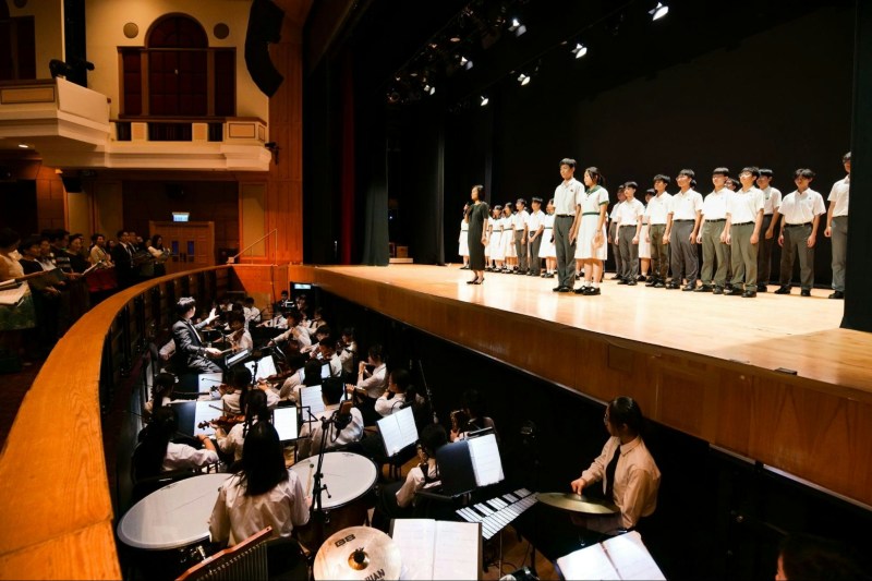 校长陈美仪强调,60周年校庆音乐剧,除了台上出色的学生演员,过程中的幕后功臣非常多,在每个岗位、每个环节上都默默守护着,做到最好,充份反映出学生们的铭贤情。