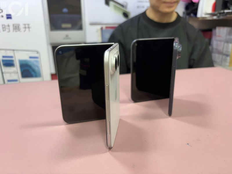 图为iPhone Duo样版机。