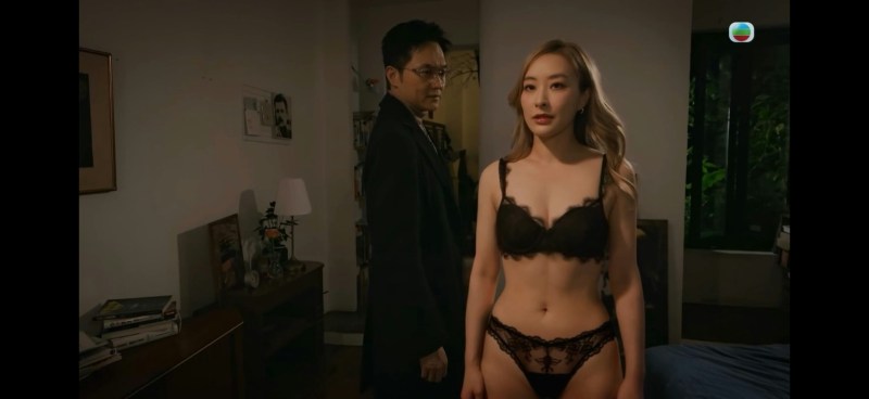 结果导演私下提前向身边人广传影片。(剧集截图)
