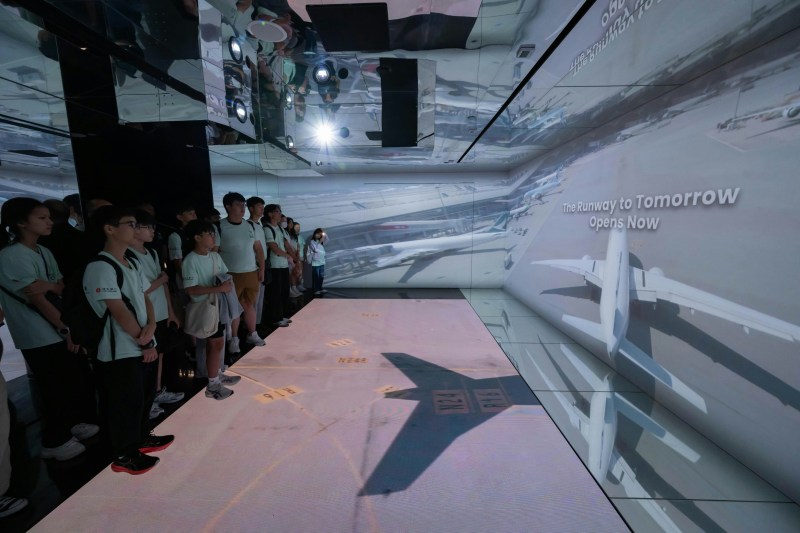 航空业是香港经济重要支柱之一,亦是香港联通世界的关键。课程亦安排了学员参观香港国际机场品牌中心,了解香港航空业最新发展。