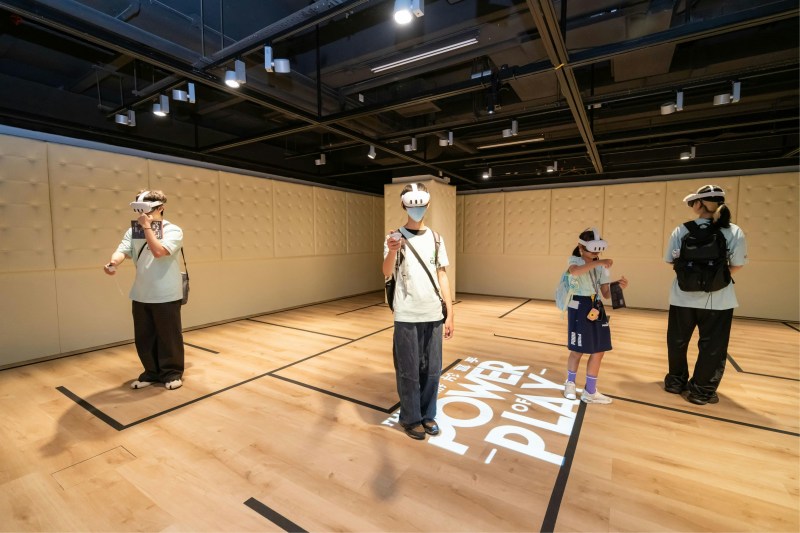 学员参观城市大学互动式展览「游于艺乎」期间,于「学会迷失」展区参与沉浸式虚拟实境体验。