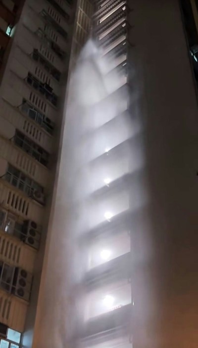 坪石邨水管爆裂水柱冲天 两男合力关阀全身湿透-硕谷新闻聚合