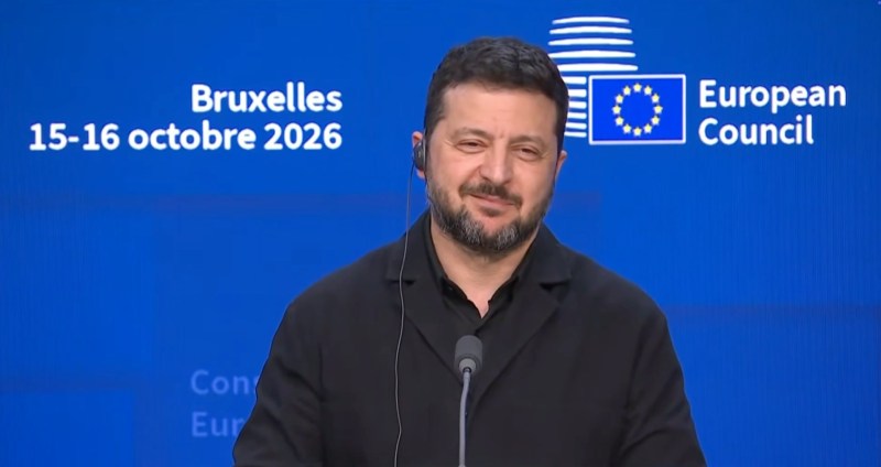 乌克兰总统泽连斯基(Volodymyr Zelenskyy)近日与美国总统特朗普(Donald Trump,又译川普)关系紧张。在欧盟领导人峰会的记者会上,当被问到特朗普是否将其在美国国内遇到的问题怪罪于他,将他当作「代罪羔羊」(scapegoat)时,泽连斯基沉默良久,其后仅报以微笑,并称这就是他的回应,引来现场记者的哄堂大笑。
