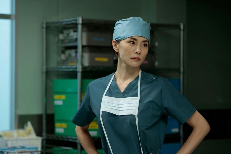 米仓凉子主演的日版《女医神Doctor X》主打「不向权威低头」的痛快节奏,透过喜剧桥段讽刺医院高层派系斗争与推卸责任。(《女医神Doctor X》剧照)