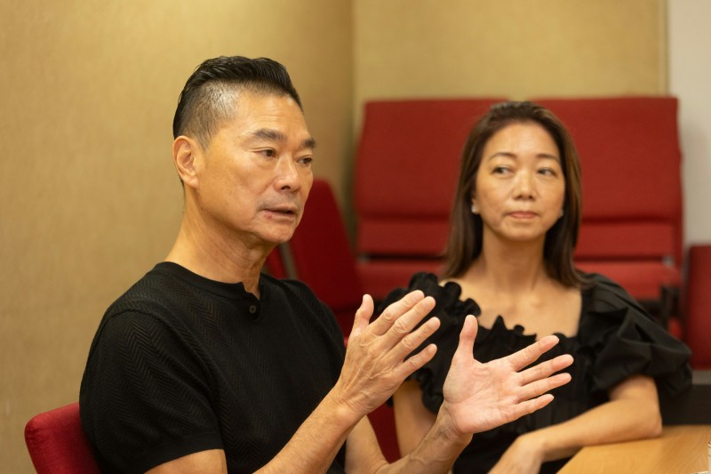 鄕议局百周年访问,邓达智(左)、刘玉莲(右)。