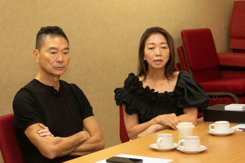 鄕议局百周年访问,邓达智(左)、刘玉莲(右)。