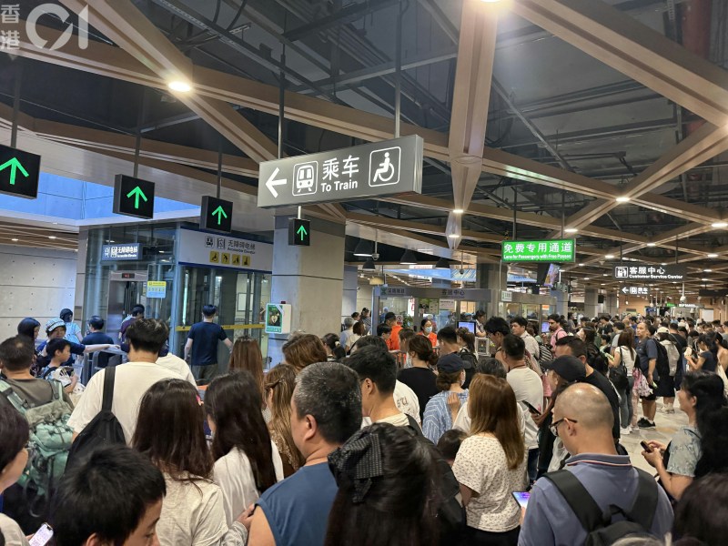 新皇岗口岸首个周日客流爆增,保安局称离境最高峰近万人需轮候75分钟-硕谷新闻聚合